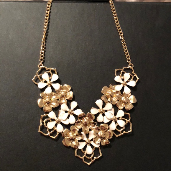 ❗️NEW❗️ gold / white flower statement necklace - Picture 2 of 3